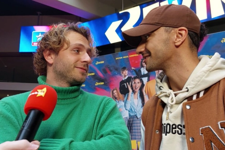 ‘Familie’-acteur Maarten Cop ziet iets opvallends gebeuren met tegenspeelster Crya Gwynth